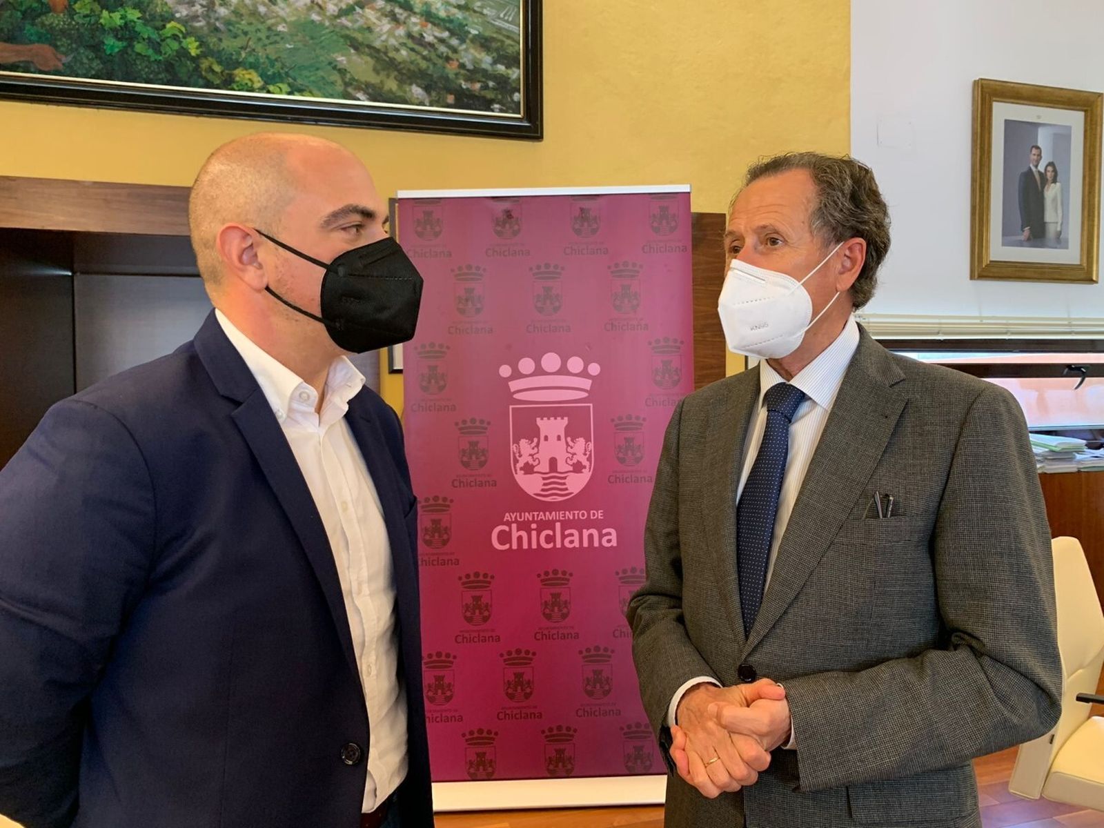 El alcalde , José María Román,  con el diputado provincial, Manuel Ángel Chacón.