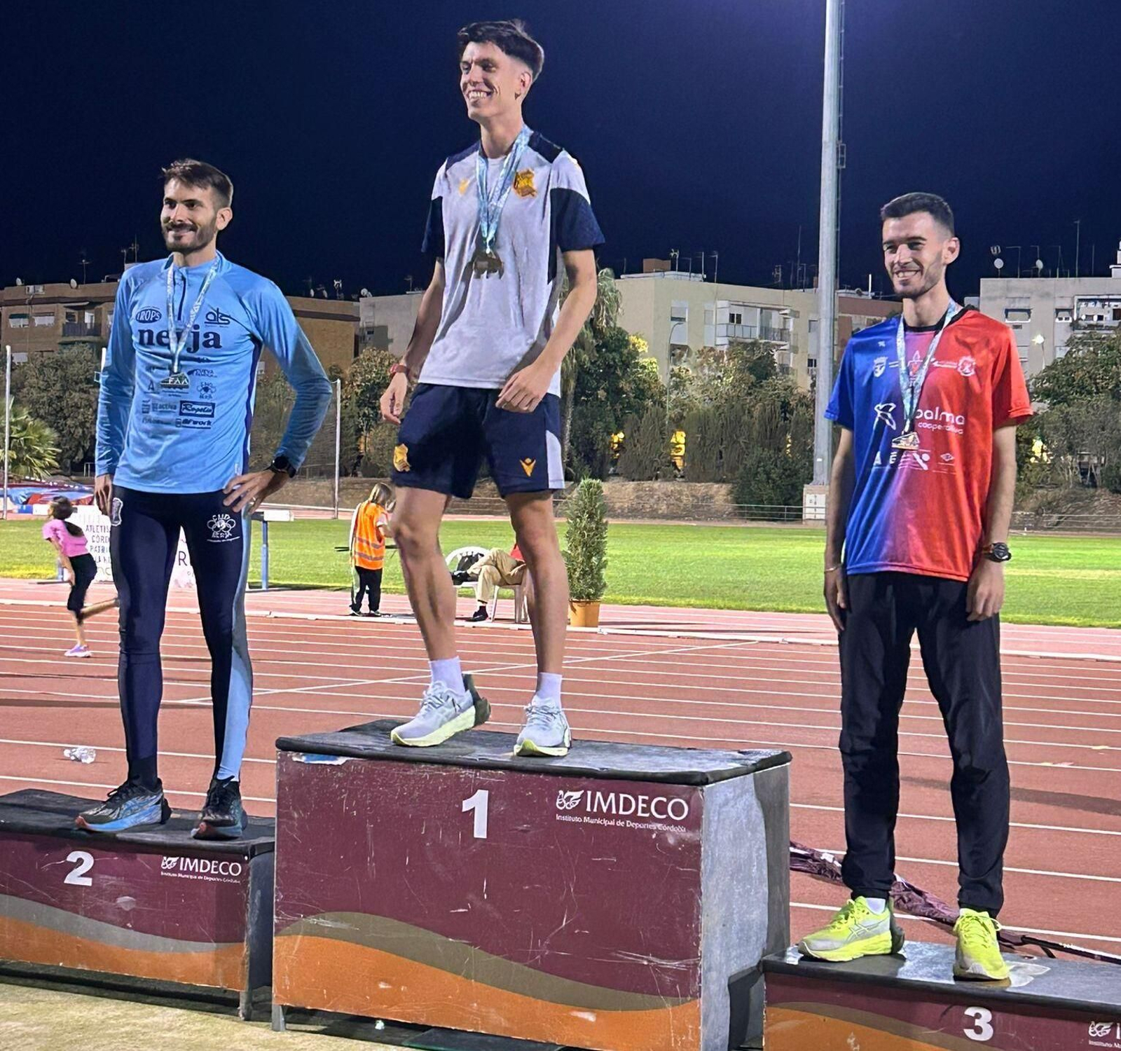 Podio en categoría senior masculino del Campeonato de Andalucía de 5 kilómetros ruta con el almeriense en el tercer cajón.