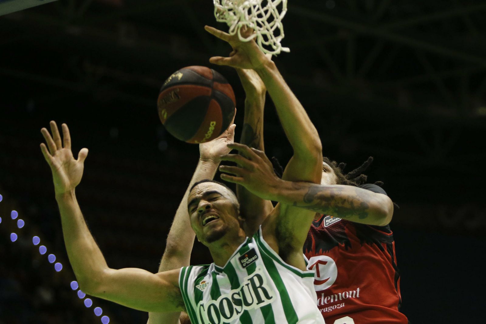 Obi trata de capturar un rebote ante el jugador del Zaragoza Justiz.