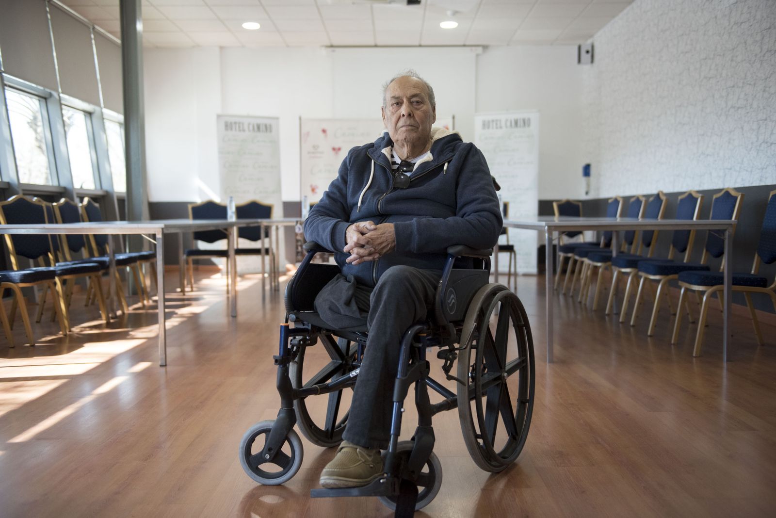 Raimundo Amador posa frente al cartel del homenaje que se celebra hoy en el auditorio Manuel de Falla.