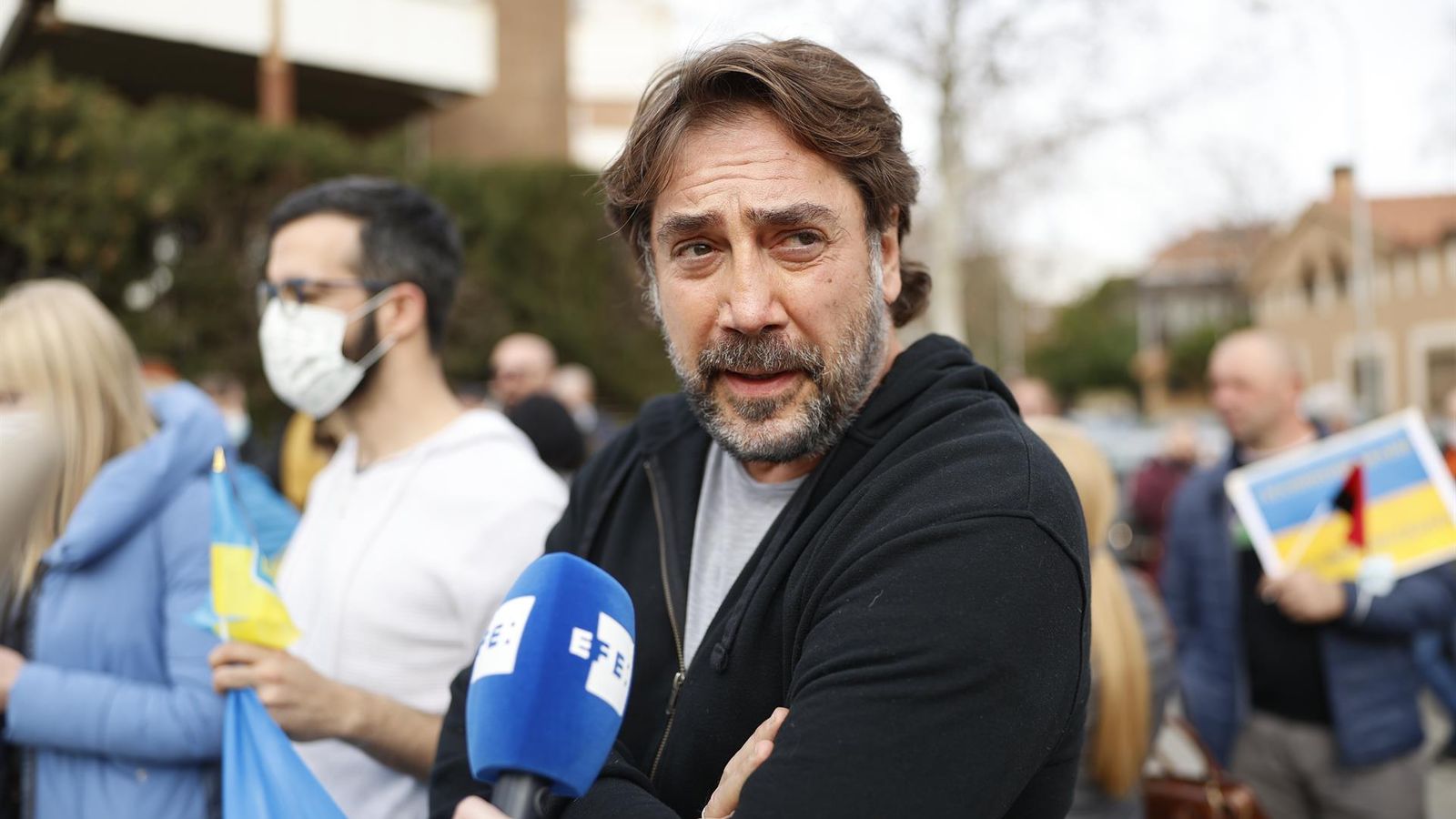 - El actor Javier Bardem atiende a la prensa a las puertas de la embajada de Rusia en España