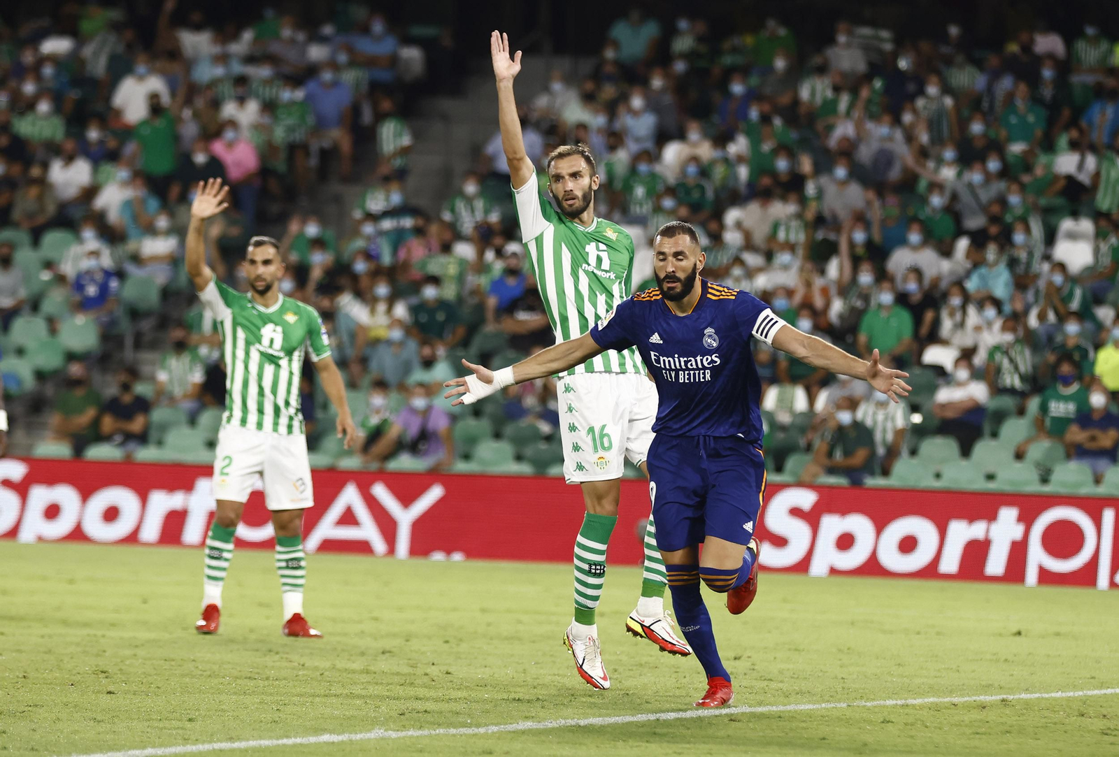Pezzella reclama fuera de juego ante Benzema.