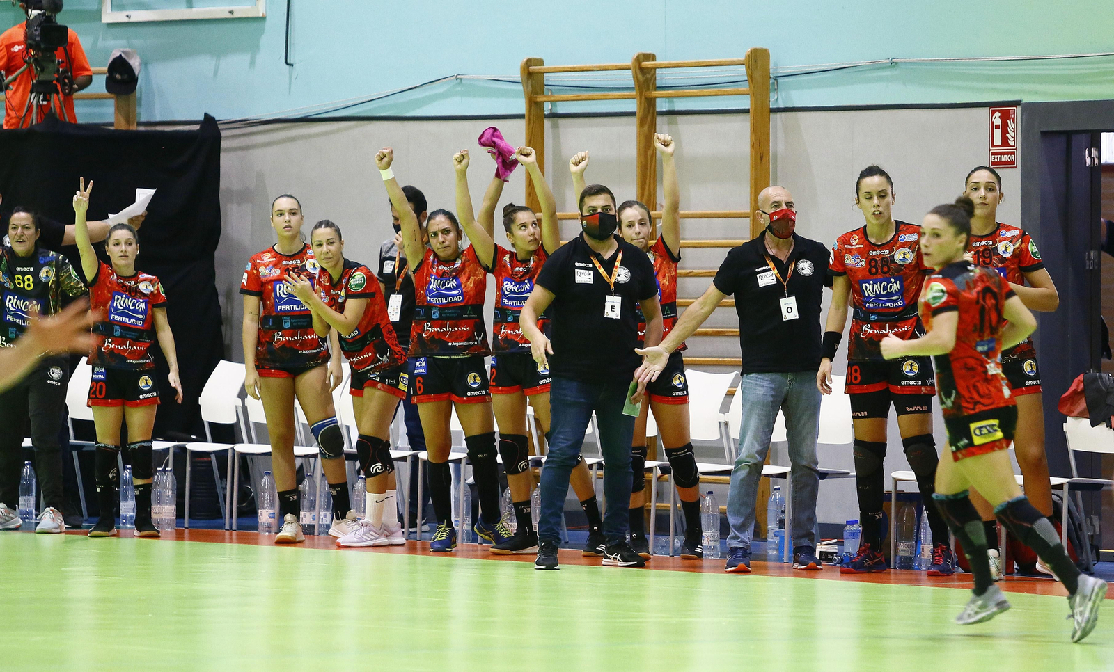 El banquillo del Rincón Fertilidad celebra uno de los goles.
