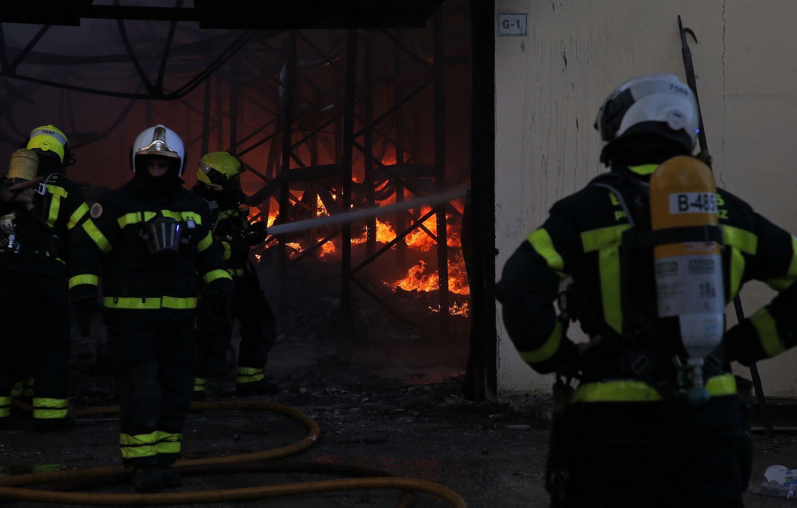 Imágenes del incendio de la nave de pinturas del polígono industrial Zabal Bajo en La Línea