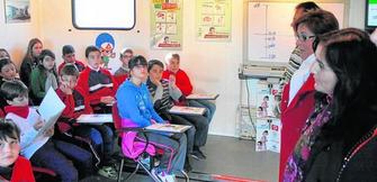Los alumnos del CEIP Ginés Morata en el autobús de Segurito durante la visita de las delegadas de Educación e Innovación y Ciencia.