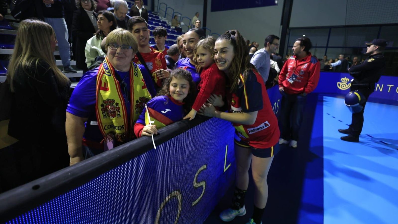 Jennifer Gutiérrez se fotografía con un grupo de aficionadas al término del partido