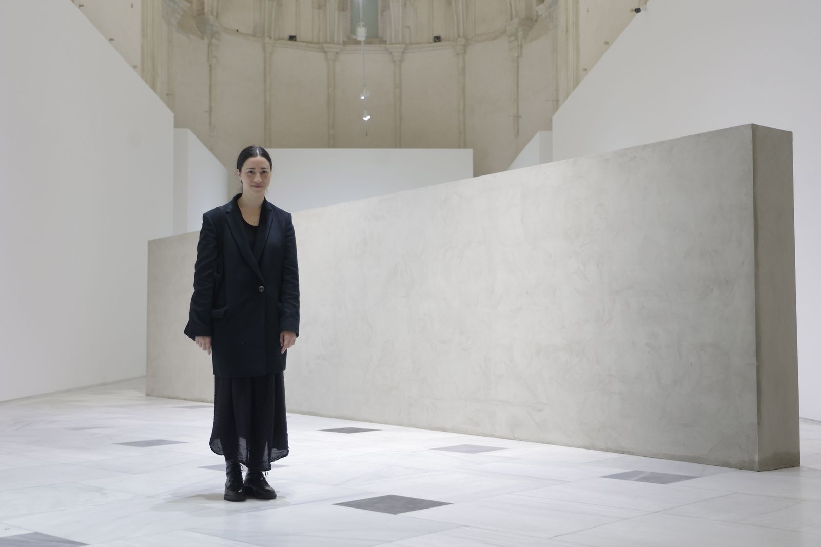 Gala Porras-Kim, ante el muro de 'Sin título (Eflorescencia)'.