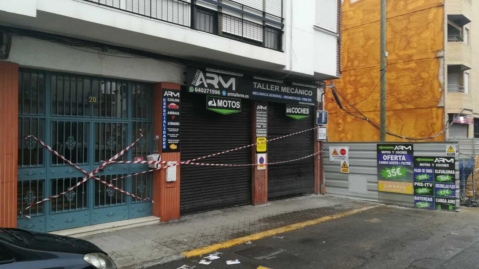 Un negocio y un portal, precintados en la zona del derrumbe.