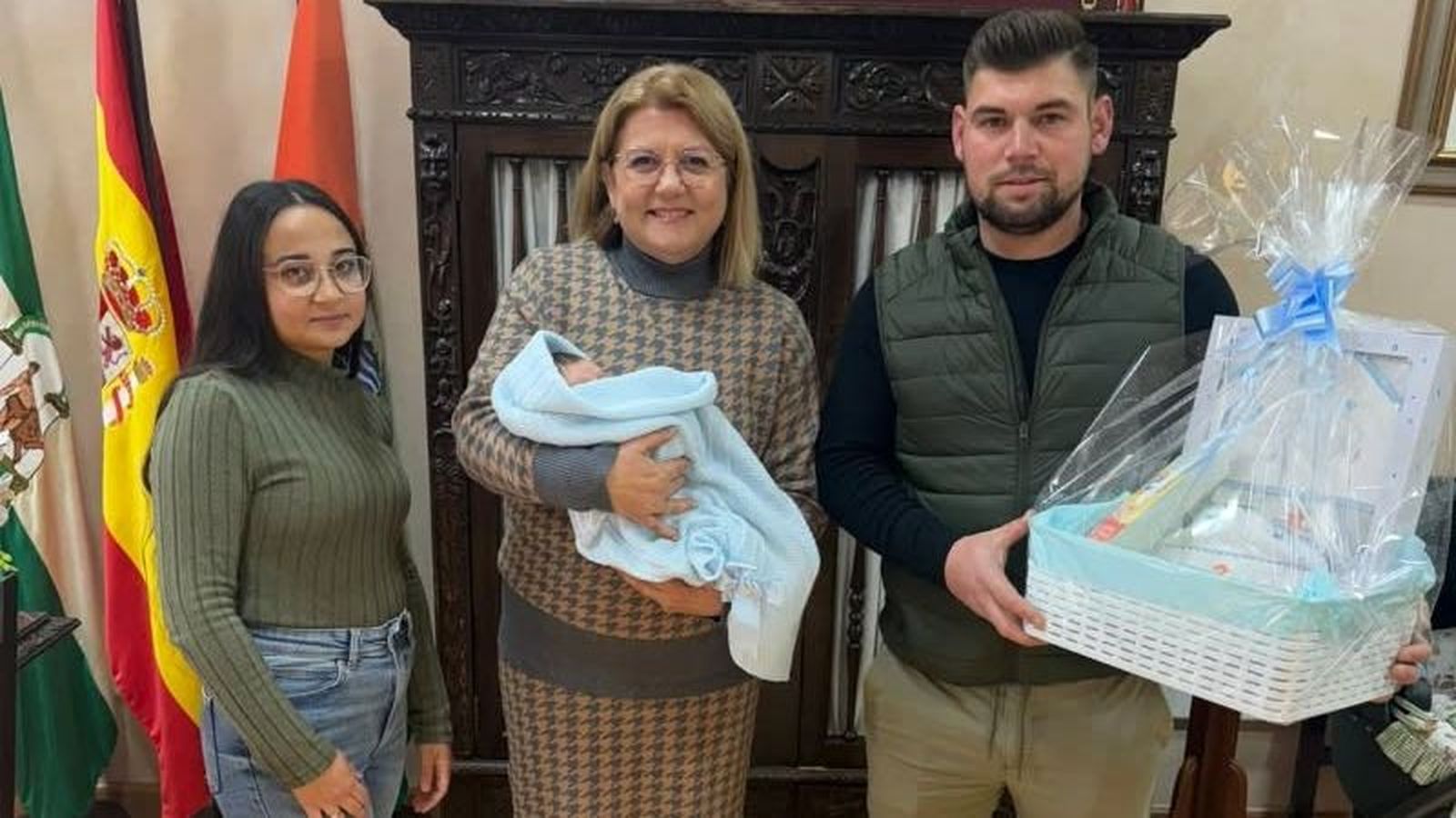 En Gádor, municipio que no se beneficiaría de este cheque bebé, se regala a los padres una cesta para su recién nacido.