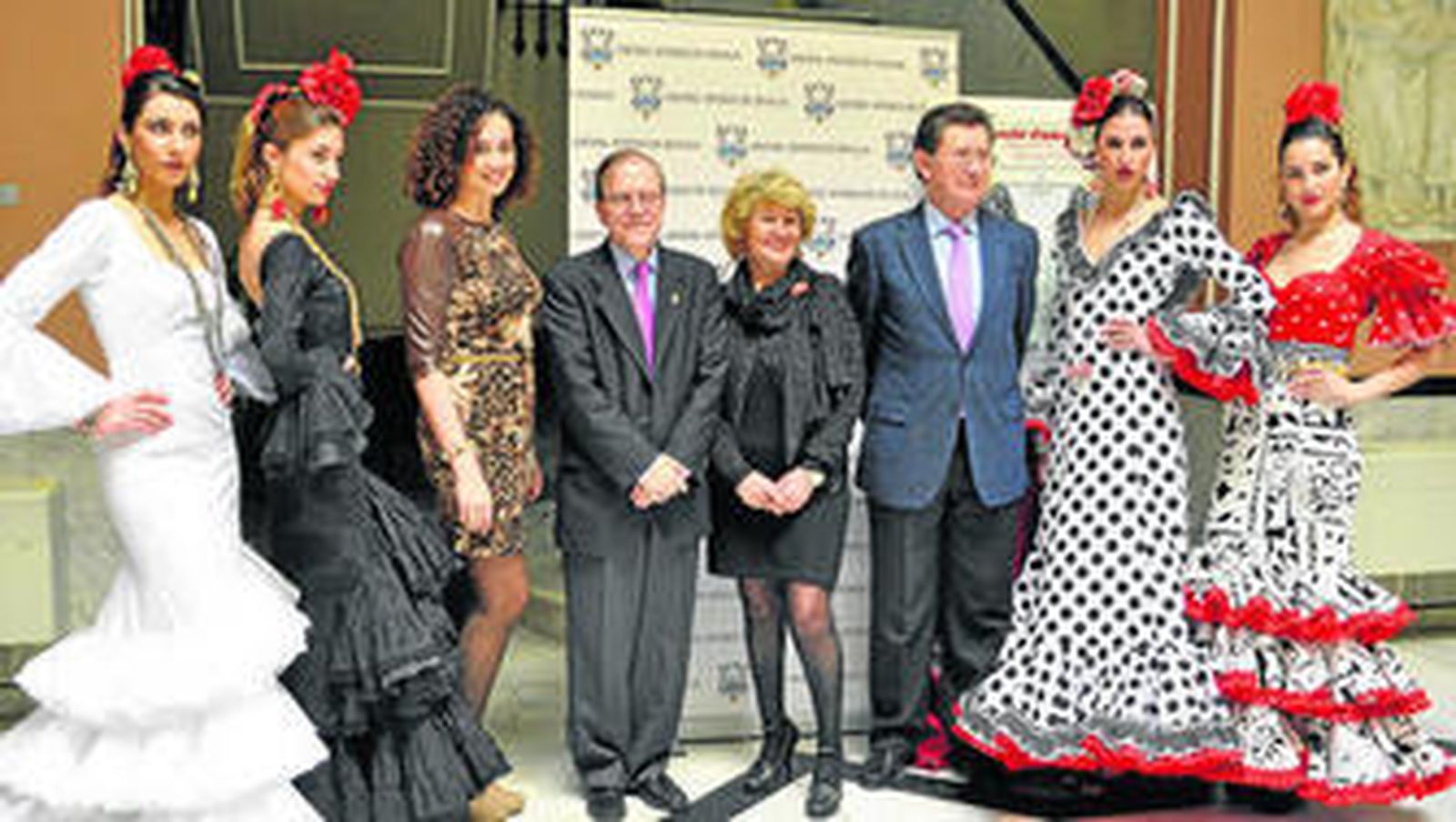 De izquierda a derecha, flanqueados por modelos, Manuela Montes, Alberto M. Pérez Calero, Luchi Cabrera y José L. Cabello.