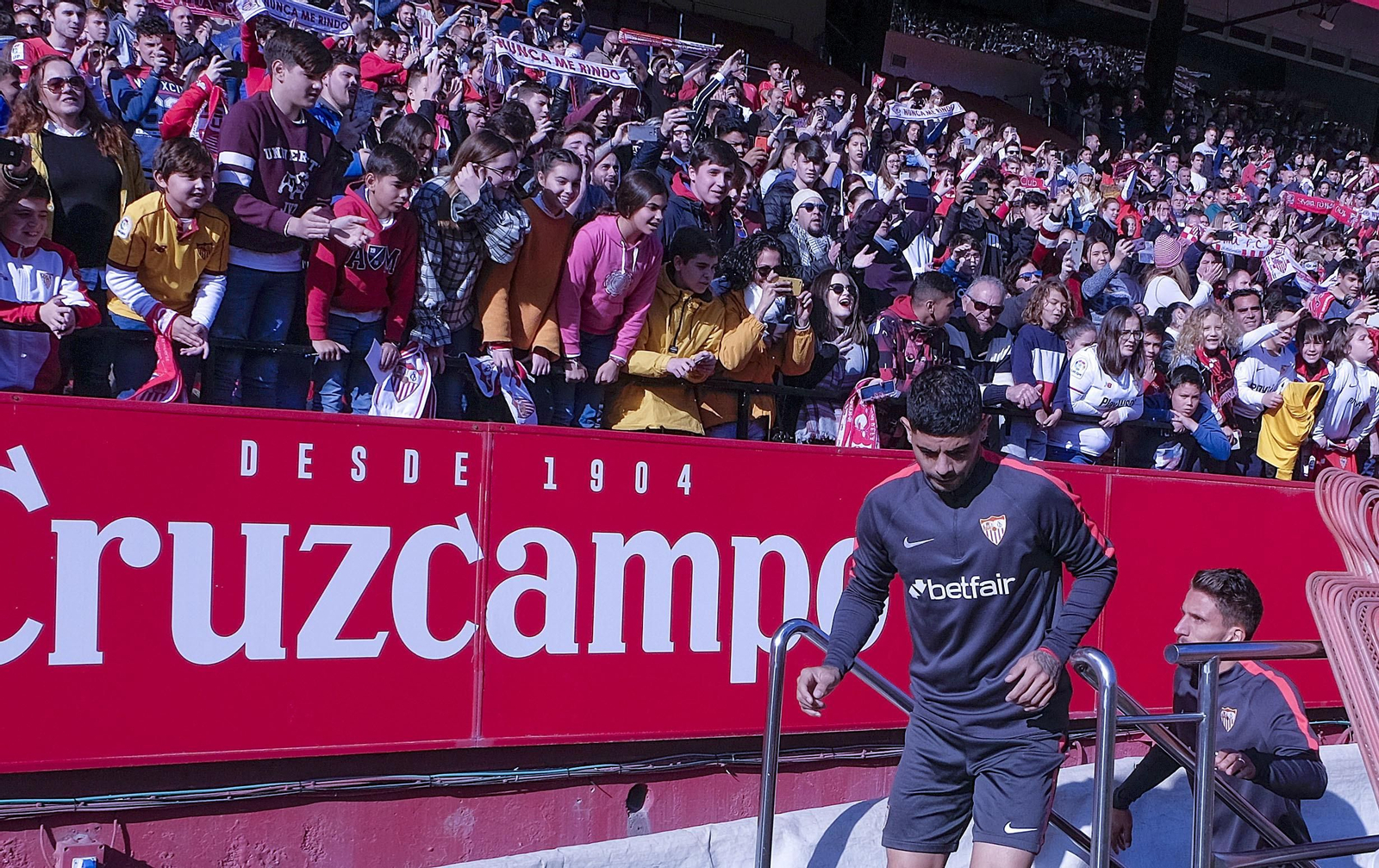 Multitudinario entrenamiento a puerta abierta del Sevilla en el Sánchez-Pizjuán