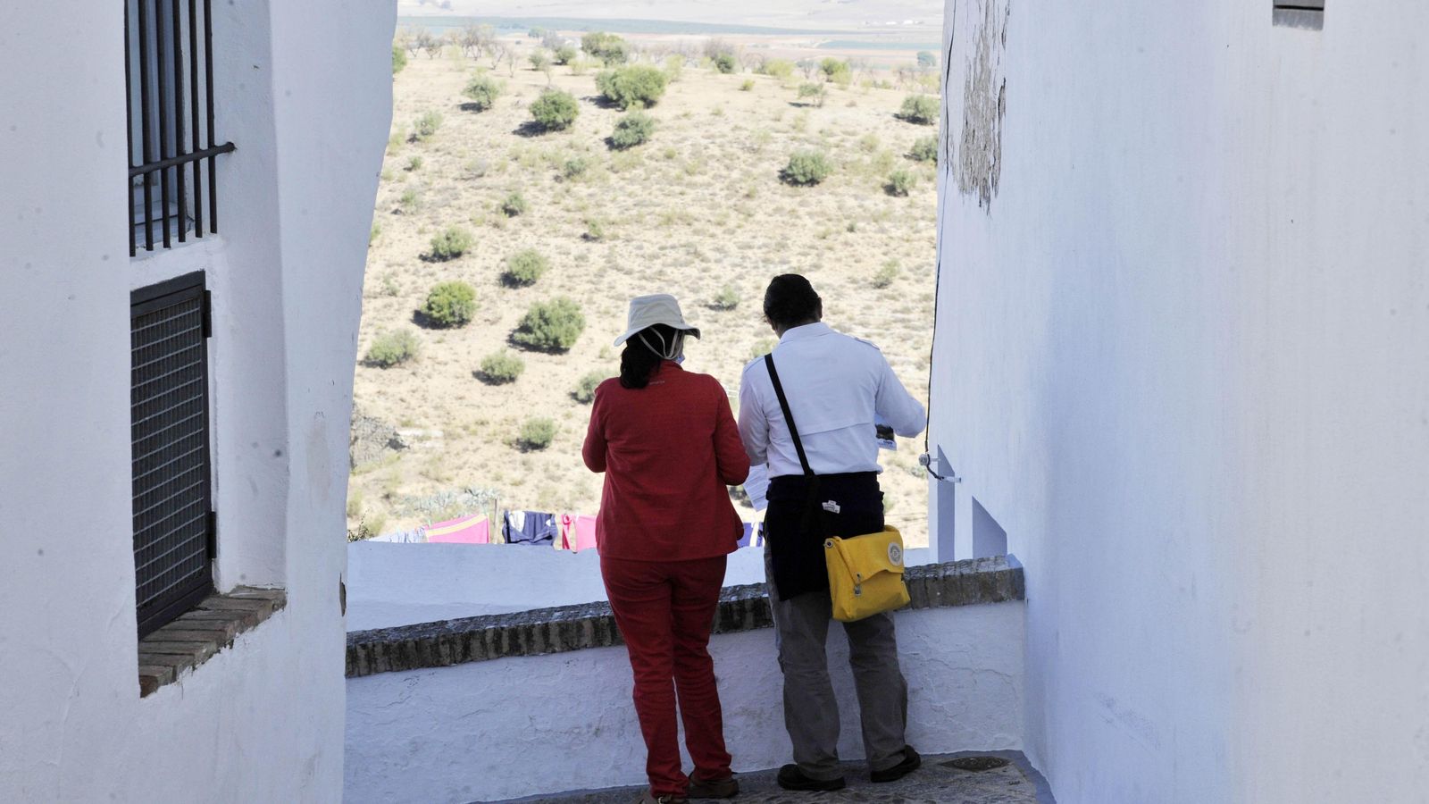 Dos personas observan el paisaje antes del cierre perimetral en la Sierra