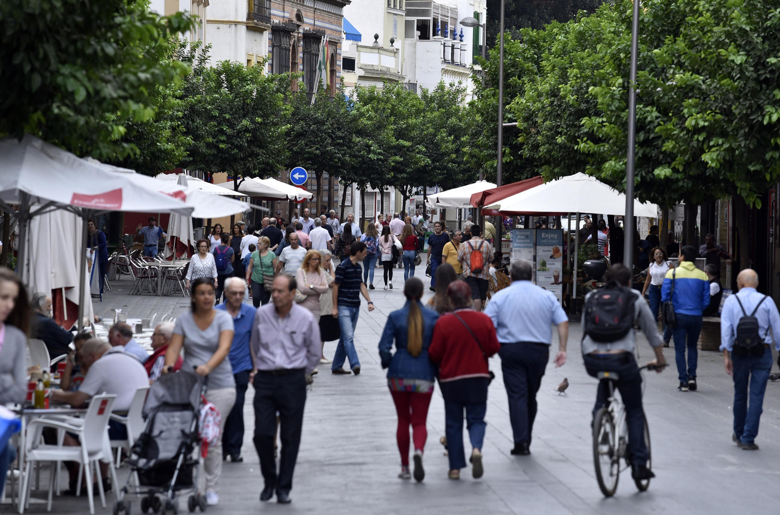 La concurrida calle San Jacinto, una de las principales arterias del barrio de Triana.