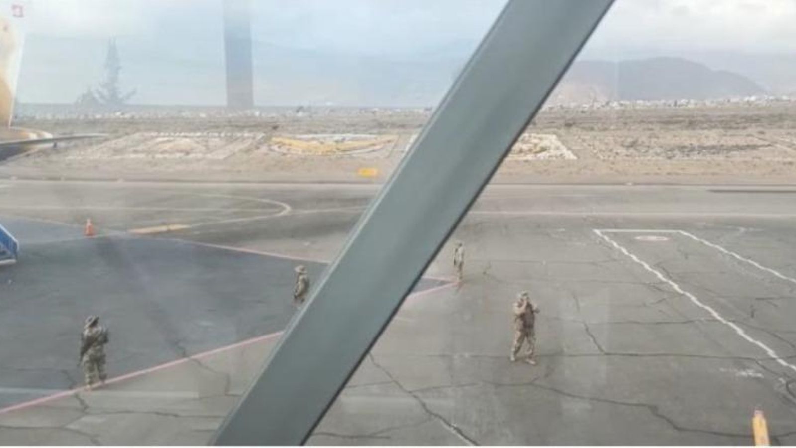 Militares controlando el aeropuerto de Arequipa.