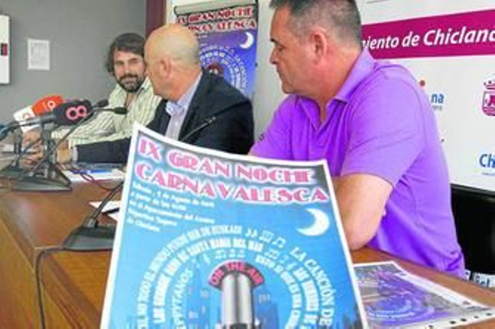 Al fondo Tino Tovar, con el concejal Agustín Díaz y el presidente de 'Hombres del Campo', Agustín García.