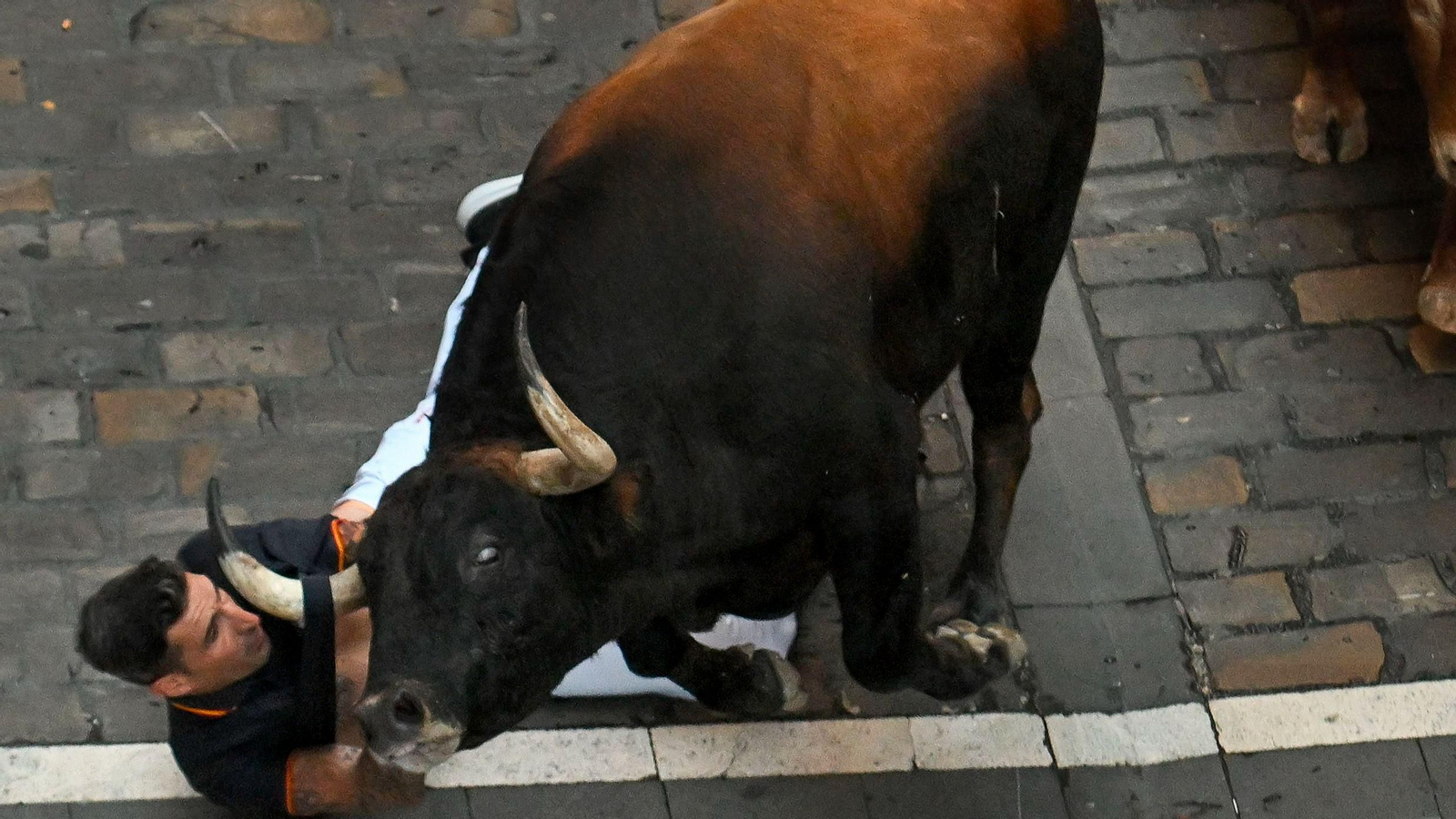 El milagroso capote de San Fermín volvió a aparecer en el tercer encierro de 2025.