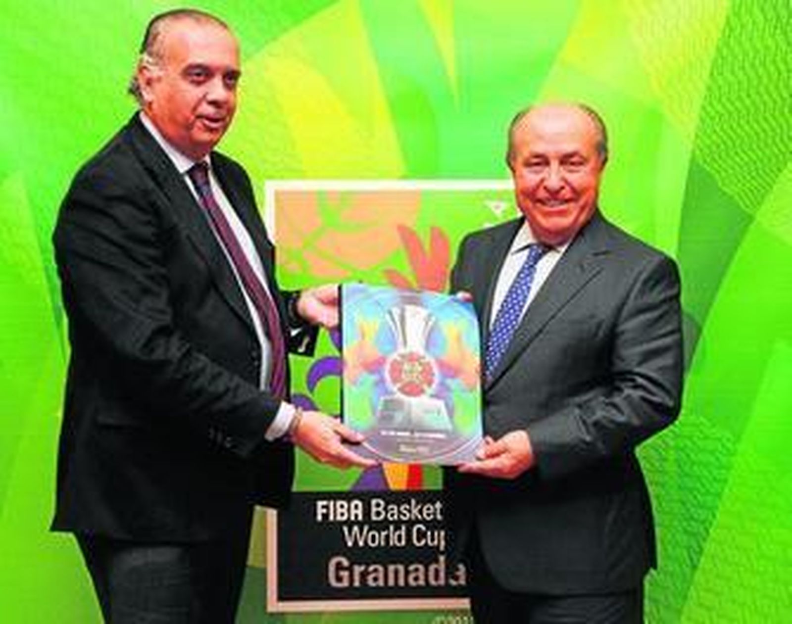 El presidente de la FEB, José Luis Sáez, y el alcalde José Torres Hurtado presentan la memoria del Mundobasket.