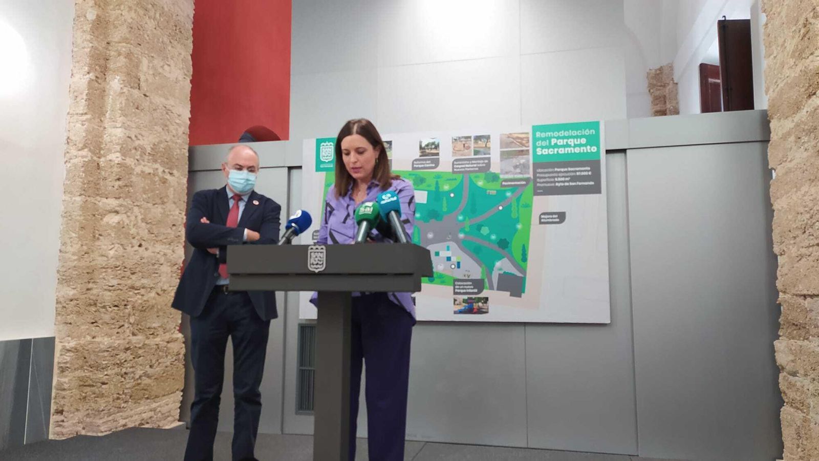 La alcaldesa, Patricia Cavada, y el delegado de Desarrollo Sostenible, Ignacio Bermejo, al presentar el proyecto de remodelación del parque Sacramento. La alcaldesa, Patricia Cavada, y el delegado de Desarrollo Sostenible, Ignacio Bermejo, al presentar el proyecto de remodelación del parque Sacramento.