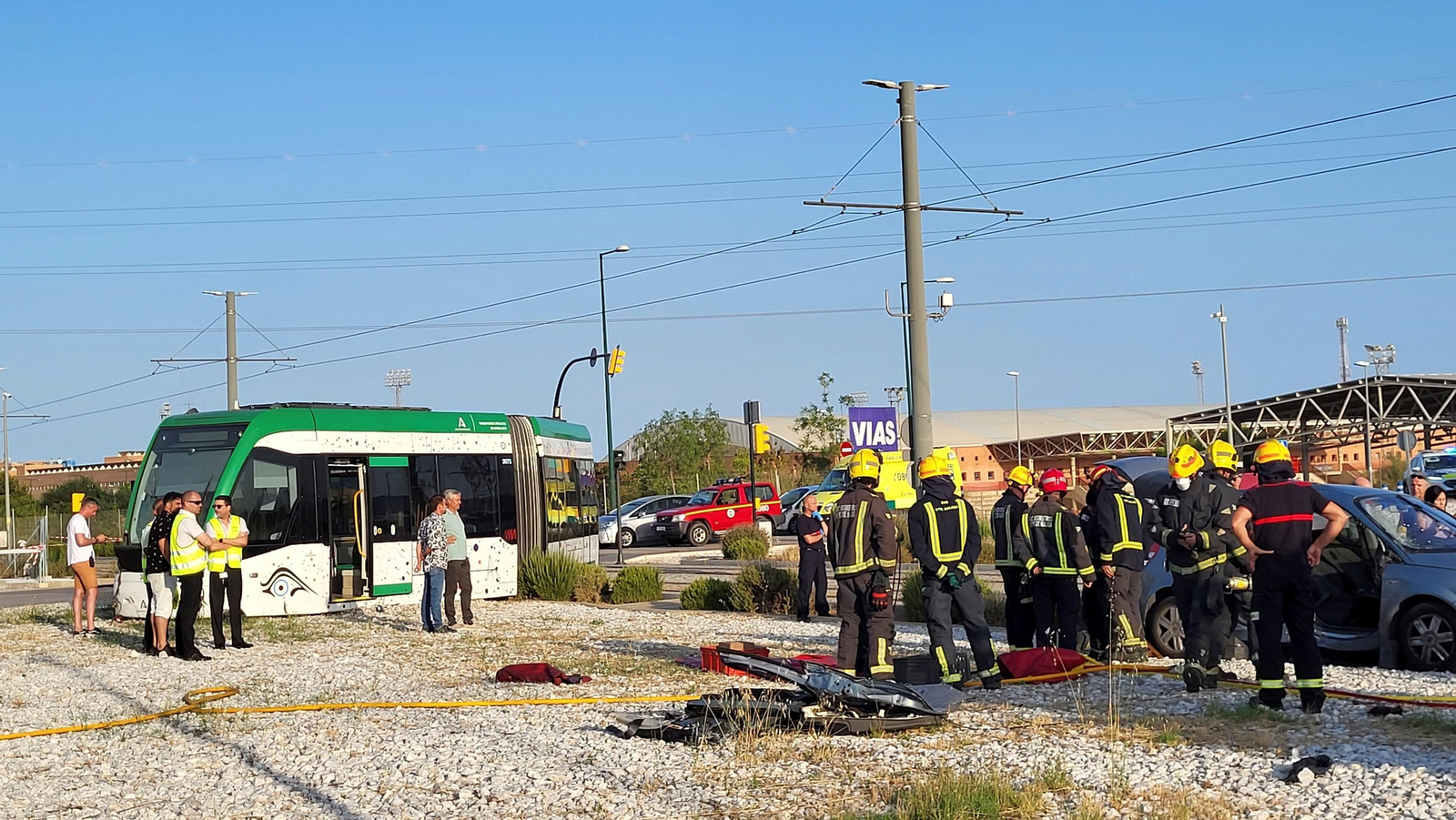 Las fotos del accidente entre el Metro de Málaga y un coche en El Cónsul