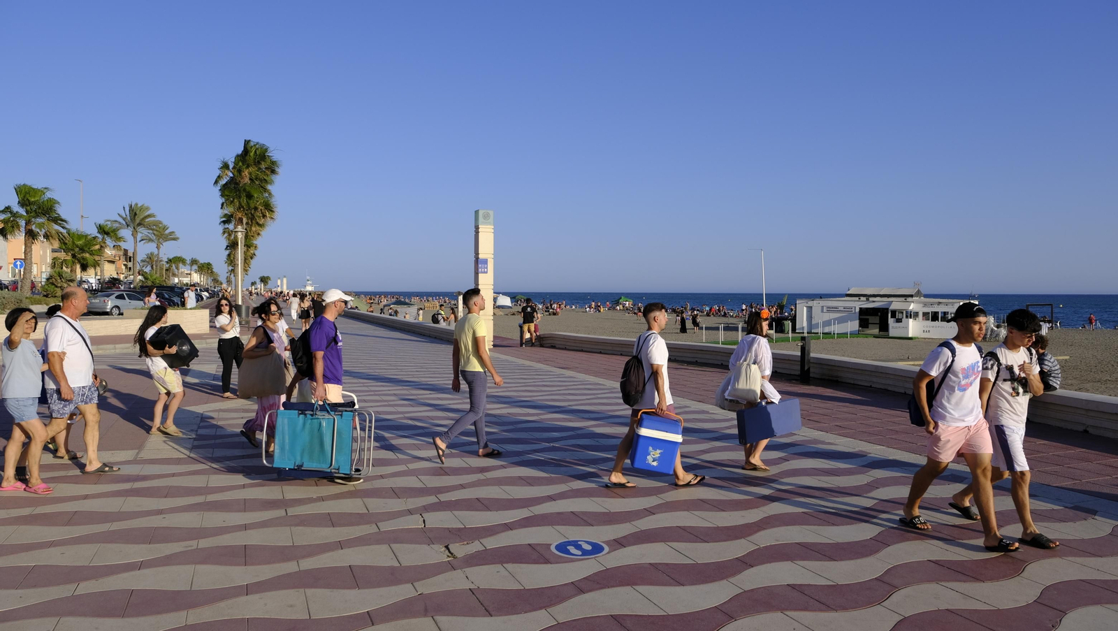 Imágenes de las hogueras de la Noche de San Juan en Almería capital