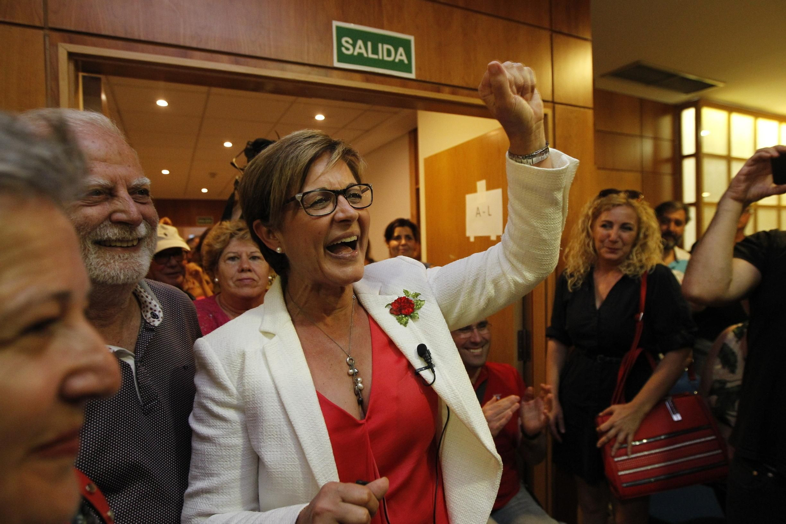 Indalecio Gutiérrez y Fernando Martínez felicitando a Adriana Valverde.