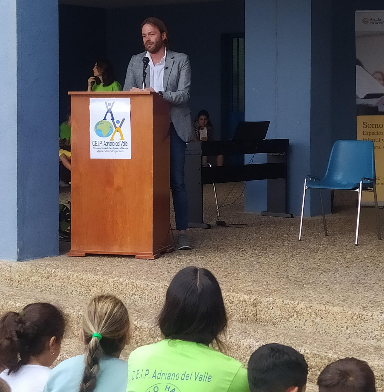 José Manuel Roman, de Ayuda en Acción, en su intervención en el acto en el CEIP Adriano del Valle.