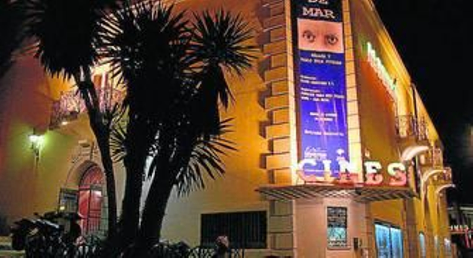 Fachada del cine Albéniz en funcionamiento en una imagen de archivo.