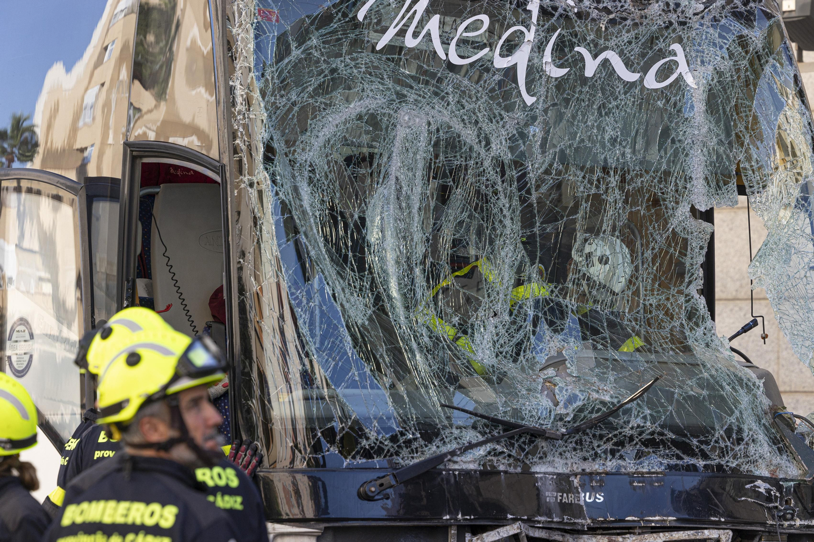 Las imágenes del accidente de autobús que ha conmocionado a Cádiz
