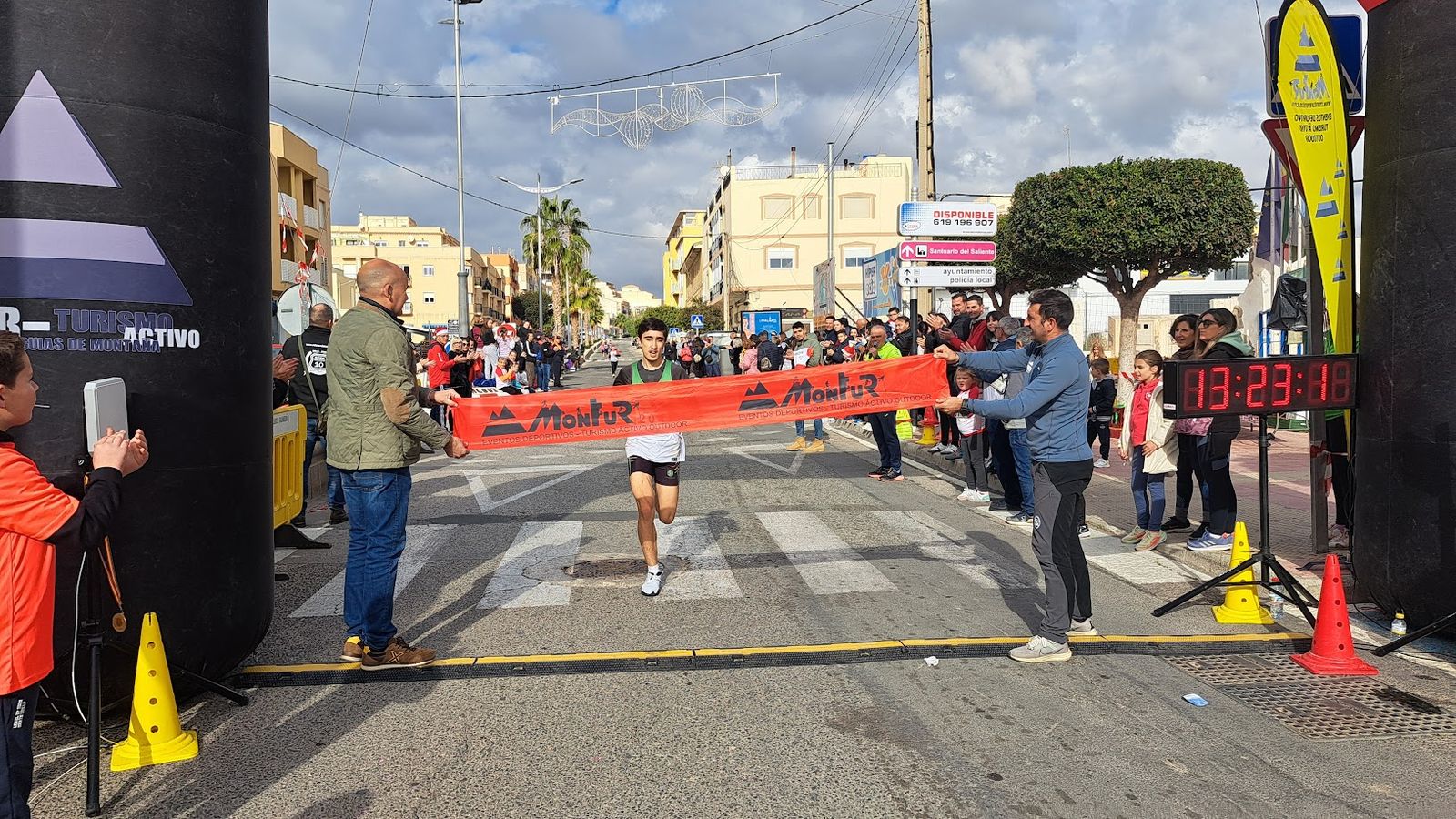 El ganador de la prueba a punto de cruzar la línea de meta durante la prueba celebrada en Albox.