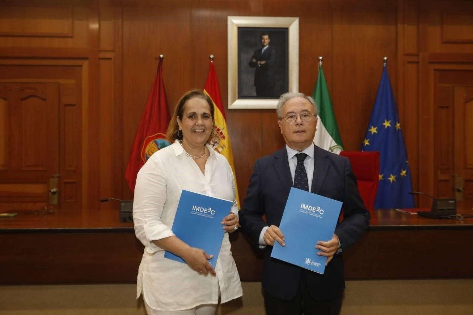 La presidenta del Imdeec, Blanca Torrent, y el presidente de CECO, Antonio Díaz.