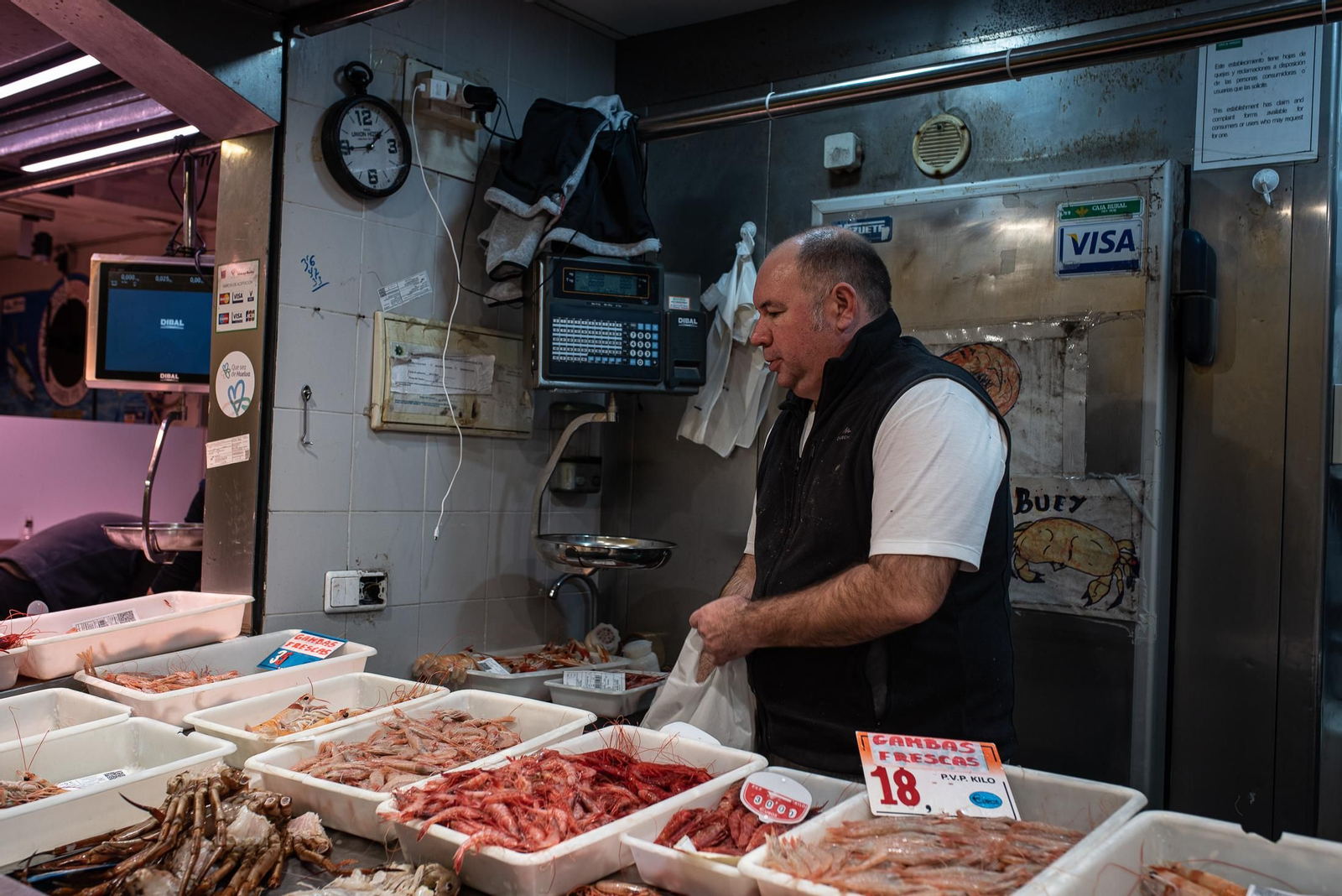 Las últimas compras en el Mercado del Carmen antes de Navidad, en imágenes