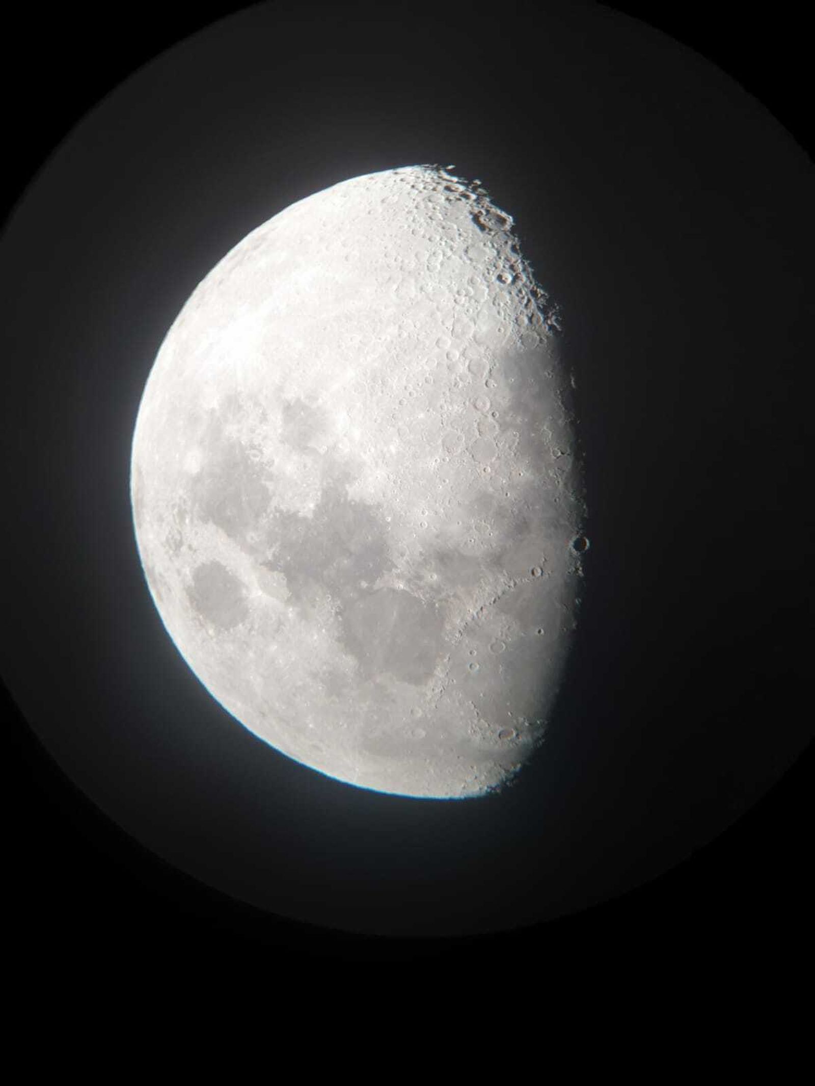 Una imagen cercana del satélite de la Tierra, aportada por el Grupo Astronómico.