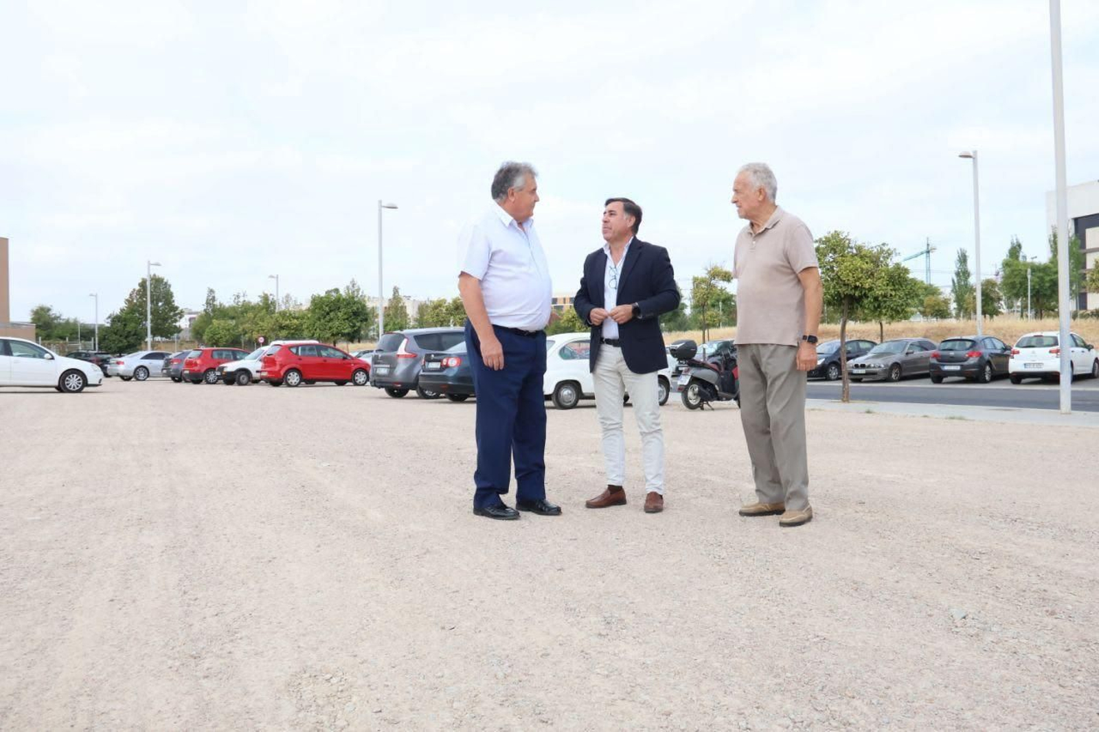 Terreno habilitado como aparcamiento. Terreno habilitado como aparcamiento.