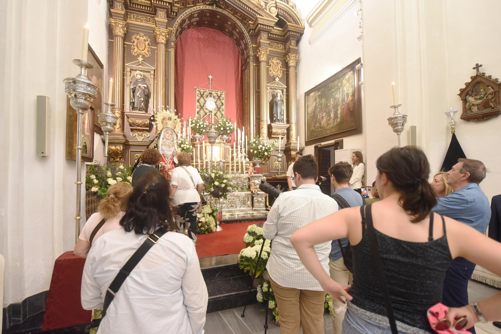 El besamanos de la Virgen de los Dolores, en imágenes