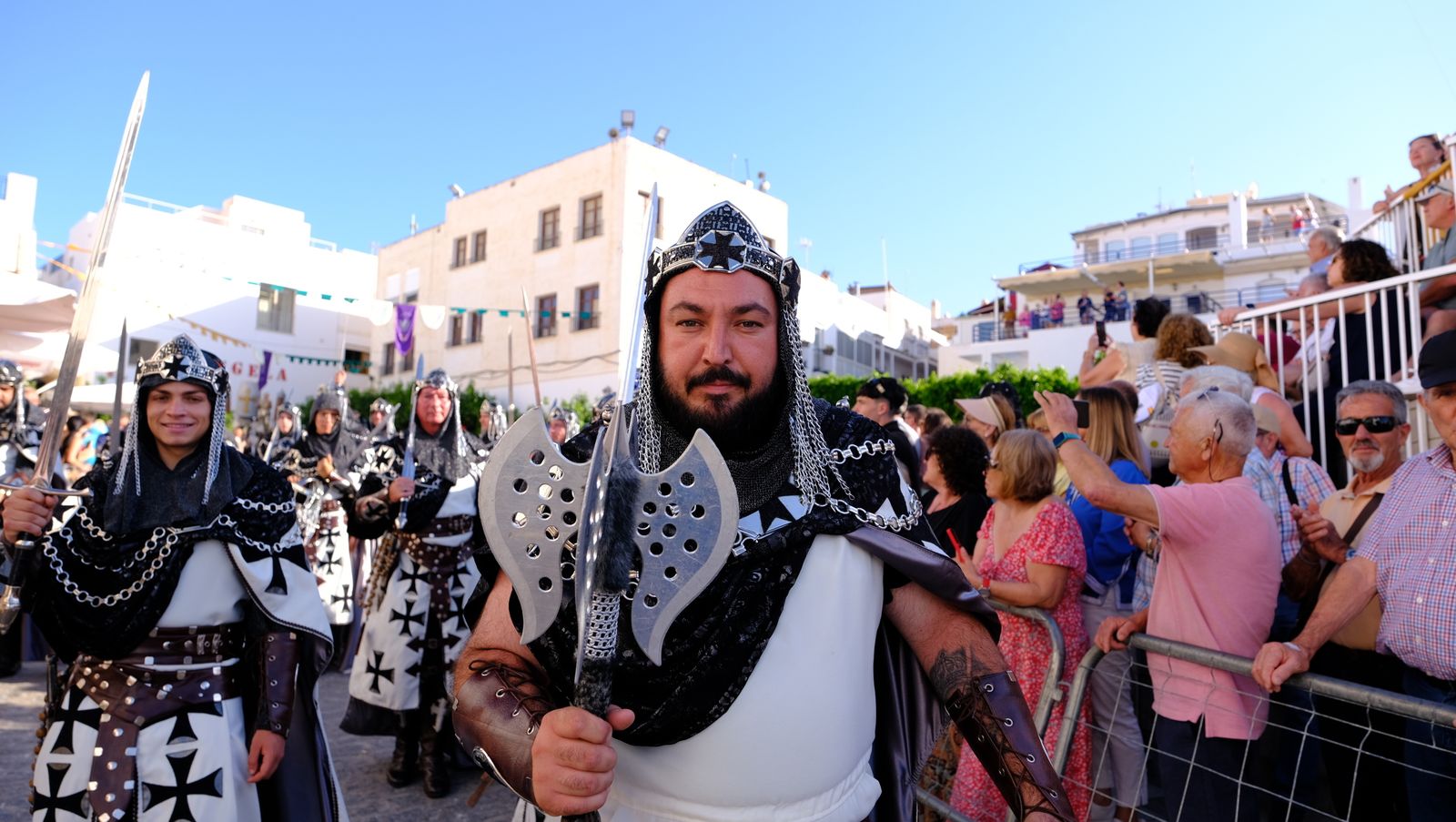 El espectacular desfile de Moros y Cristianos de Mojácar, en imágenes