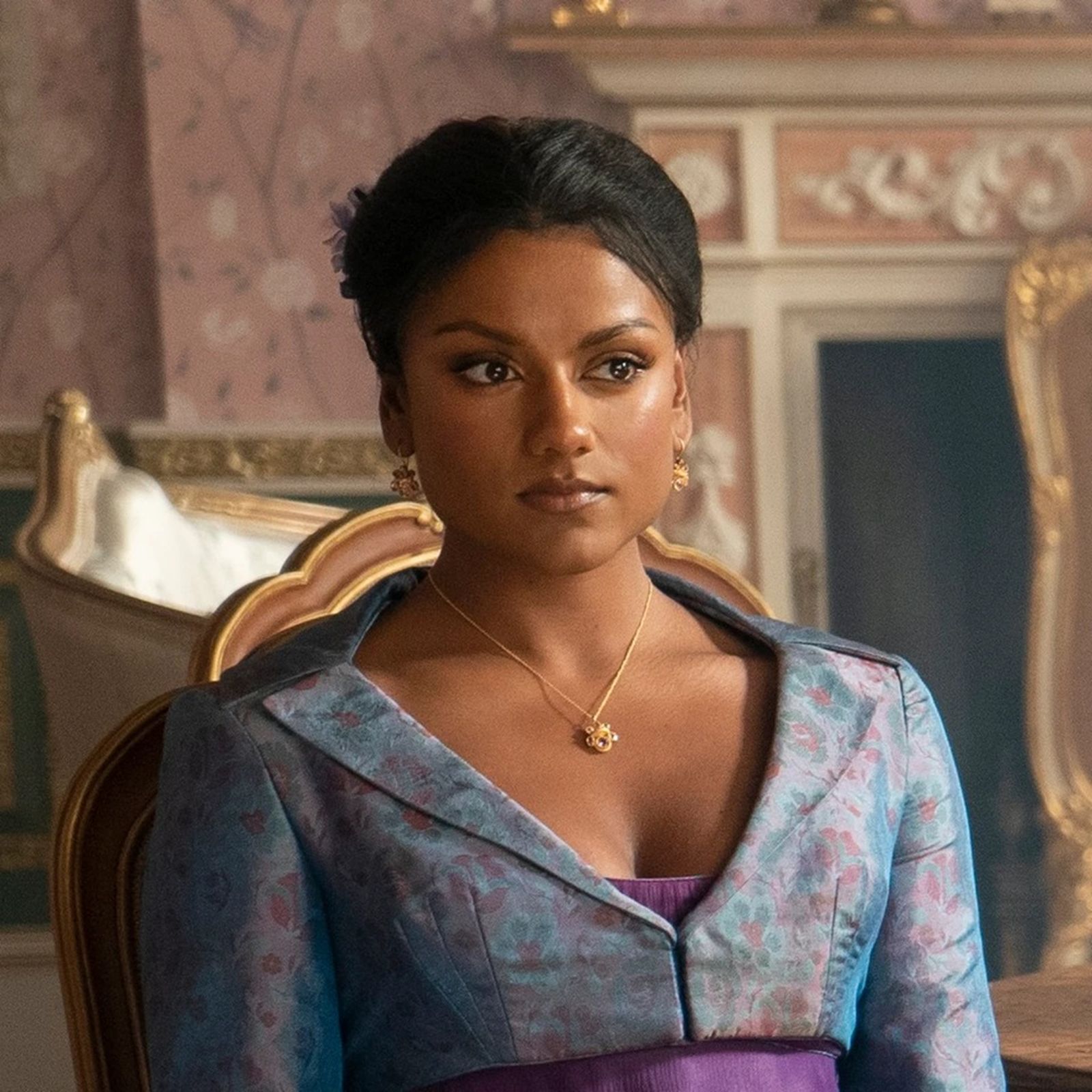 Kate Sharma inspira a las invitadas más elegantes con sus recogidos pulidos y estructurados.