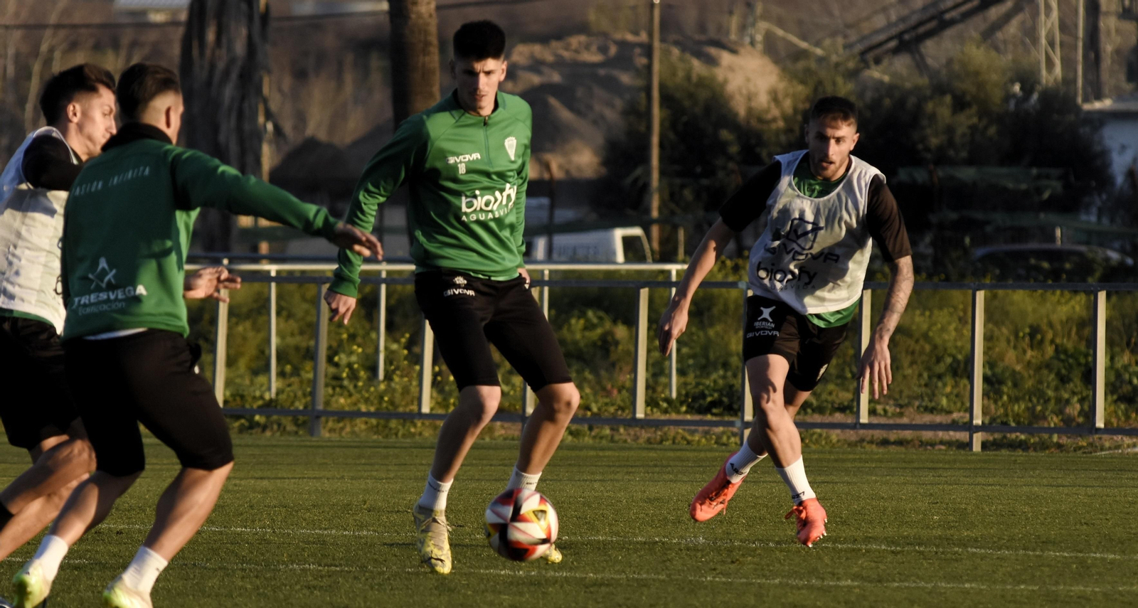 Carlos García golpea el balón en presencia de Casas.