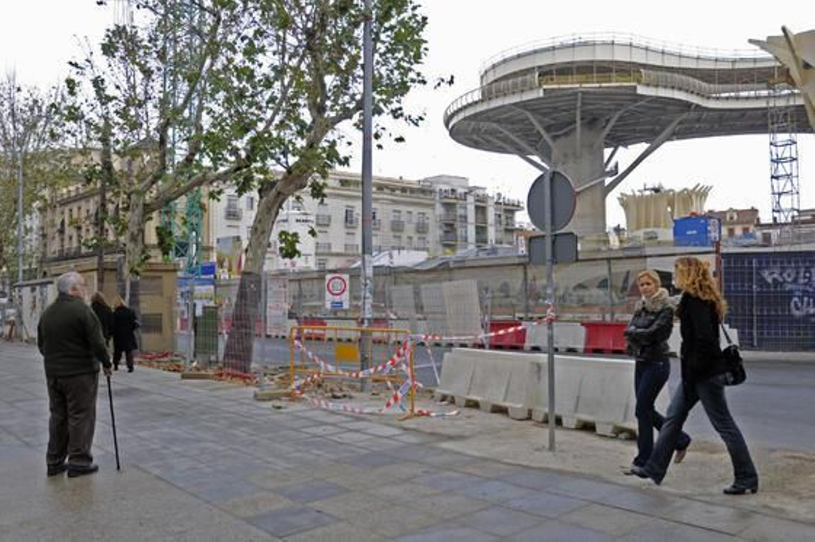 Un hombre observa el proyecto con atención.

Foto: Juan Carlos Vázquez