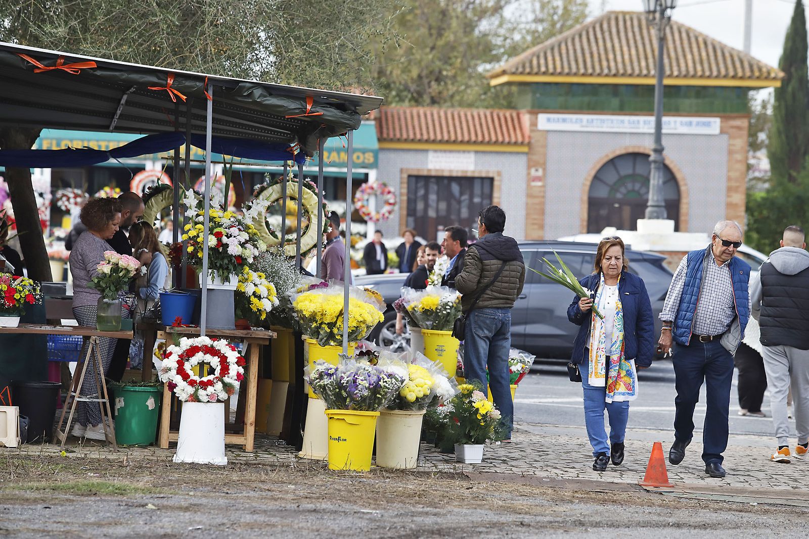 Imágenes del Día de Todos los Santos en el cementerio de la Soledad de Huelva