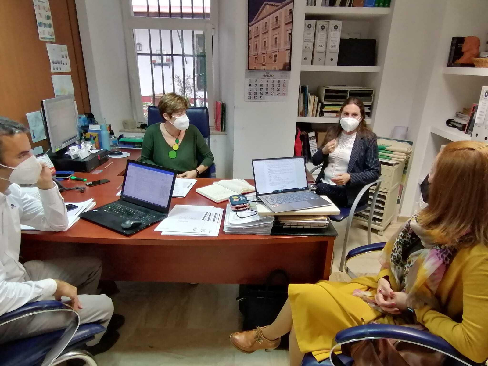 Reunión de trabajo del personas de la Oficina de Turismo y la concejala responsable.