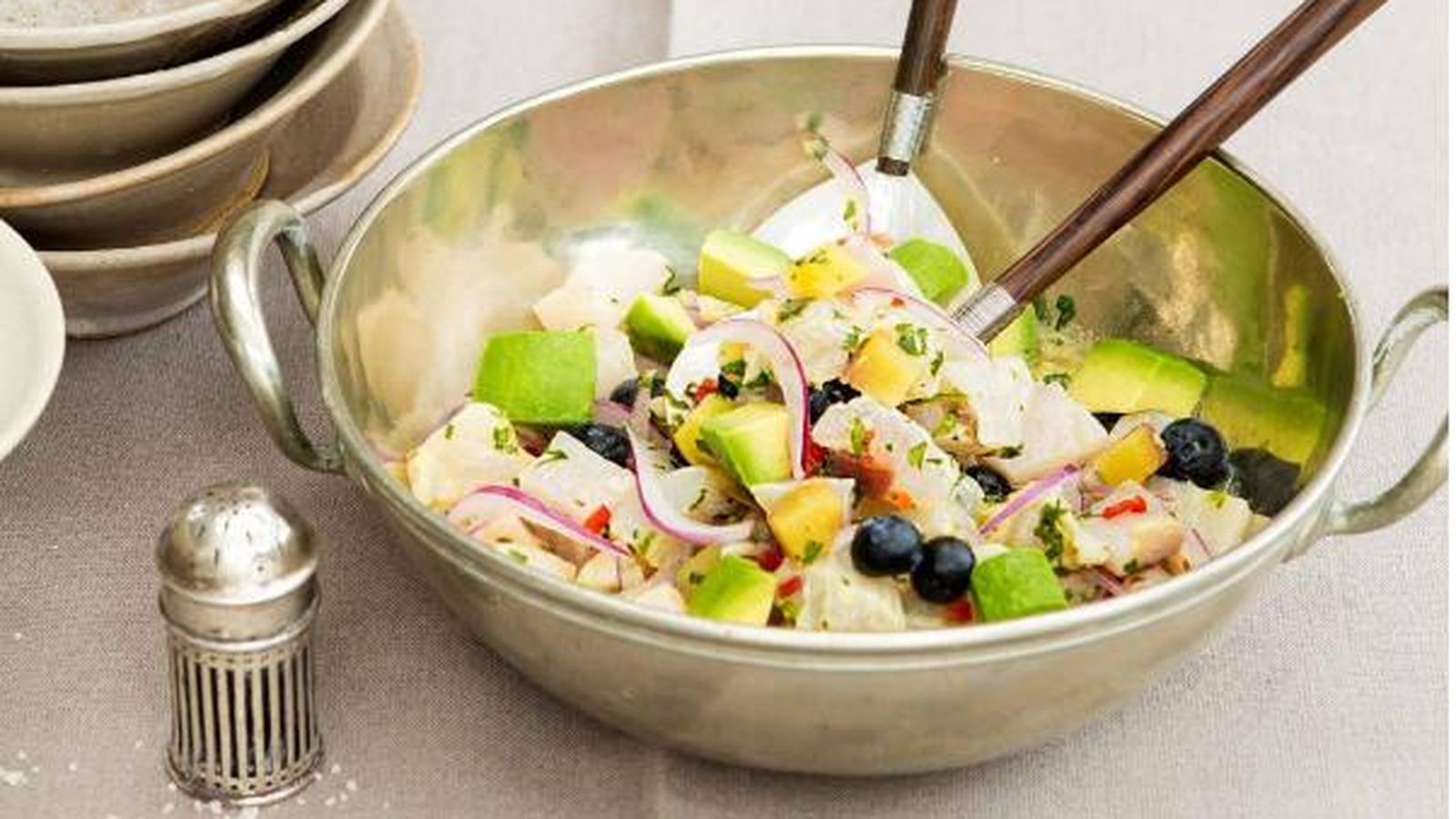 Ceviche con aguacate para un cena de San Valentín.