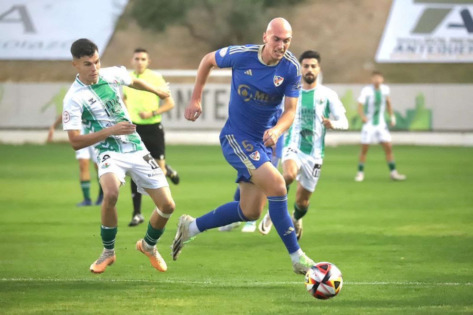 El Linares Deportivo cae en Antequera y deja a Óscar Fernández muy tocado