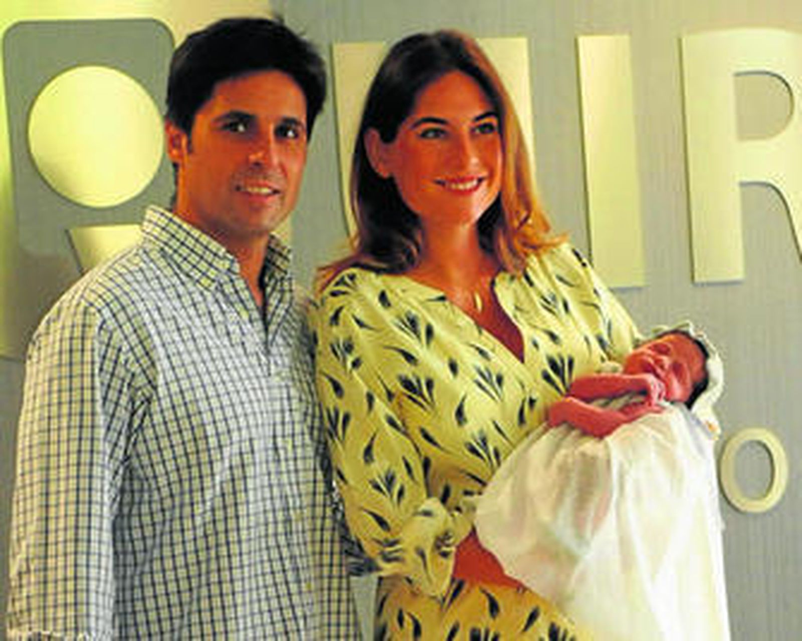 El torero y la diseñadora, ayer, a la salida del hospital Sagrado Corazón de Sevilla con su hija recién nacida.