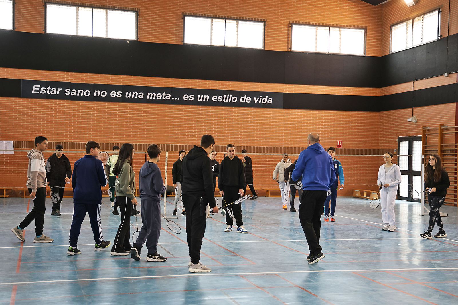 Exhibición práctica con alumnos y alumnas para promocionar el Campeonato de Europa de Bádminton en Huelva