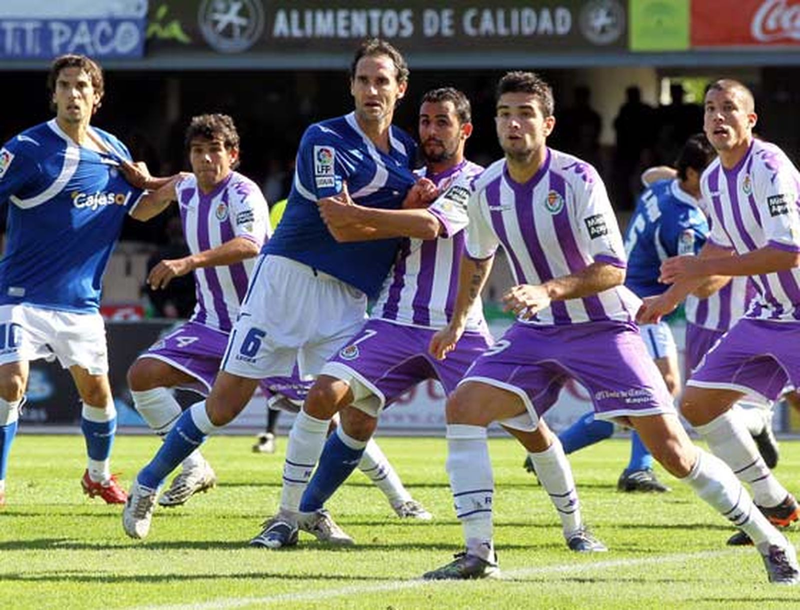 La igualdad estuvo presente durante el primer periodo entre ambos equipos. La tensión en cada acción, sobre todo en cada jugada a balón parado, se palpó dentro del campo, como se aprecia en esta instantánea en la que Moreno y Díaz son agarrados.

Foto: Miguel Angel Gonzalez