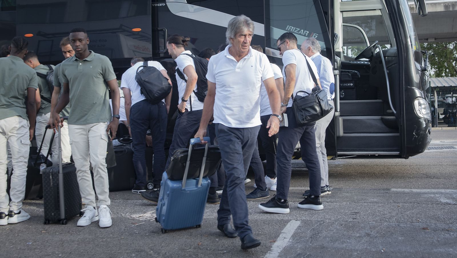 Imágenes del Real Betis en el aeropuerto de Sevilla rumbo a Roma