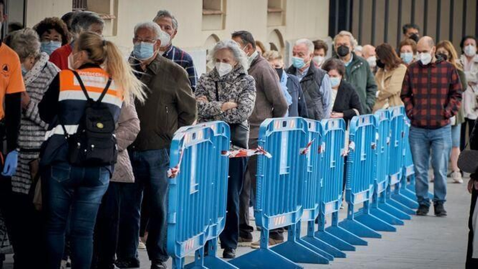 Cola para vacunarse en el Palacio de Congresos de Cádiz.