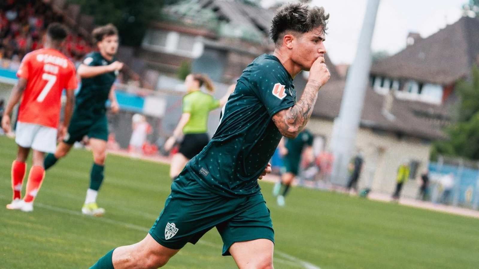 Nico Melamed celebra su primer tanto con la camiseta del Almería.