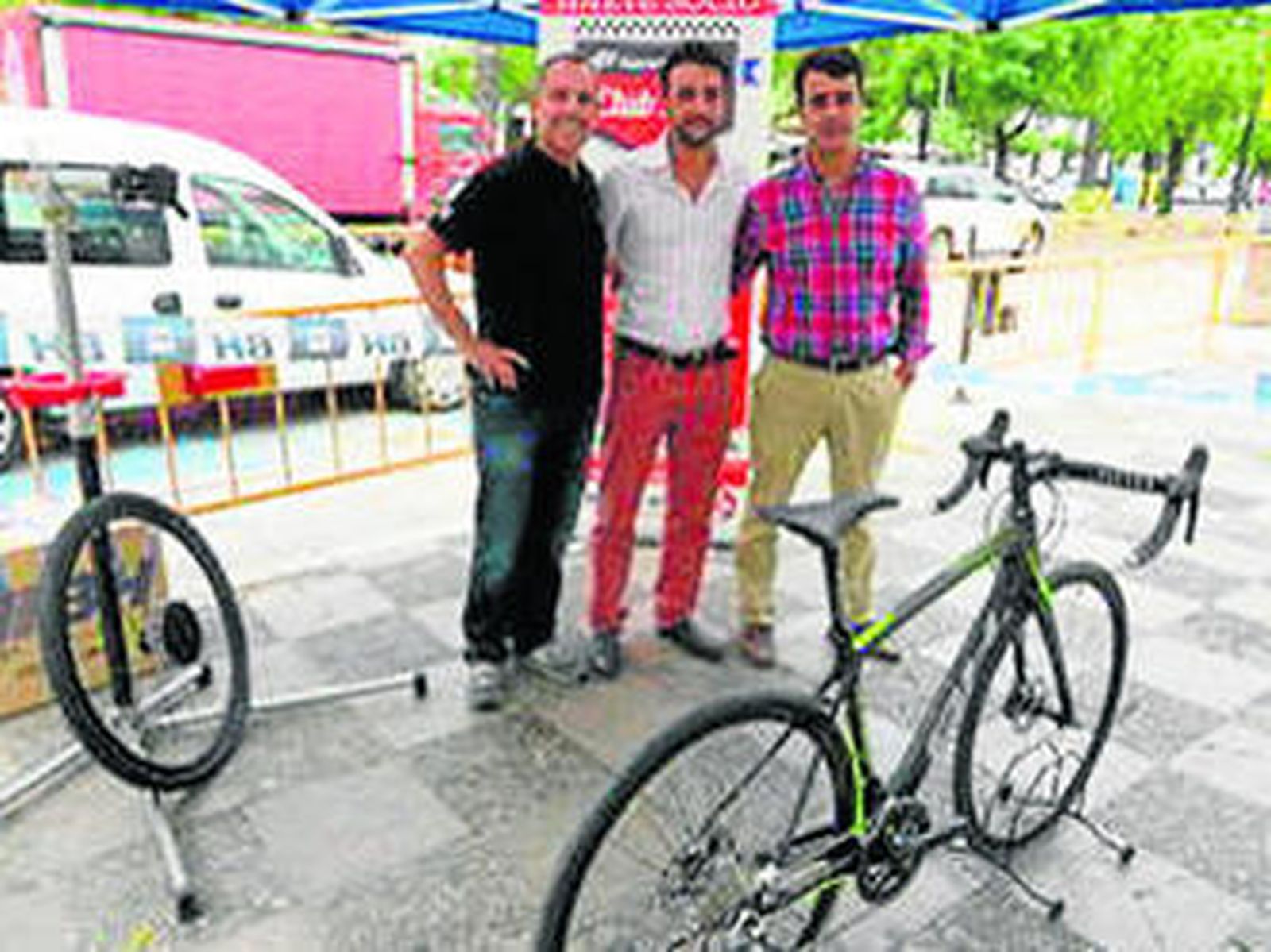 José Antonio Díaz, ayer en el stand de bicicletas.