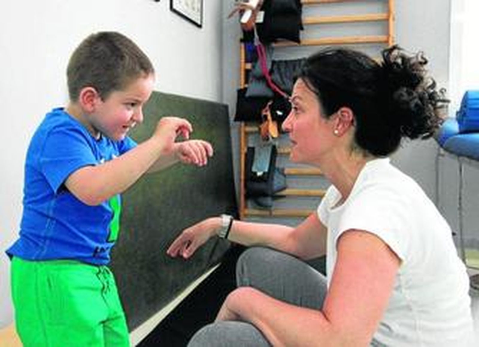 Juan Antonio, de cinco años, realizando ejercicios de estimulación junto a una de sus monitoras del Centro Cenfis.